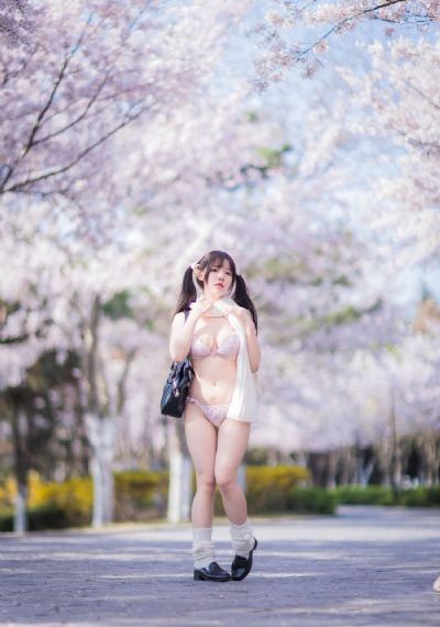 黄色片车模_1080高清完整版播放